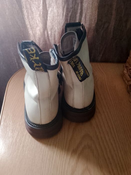 Продам женские ботинки