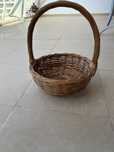 Cesta de verga, com 36 cm de largura e 42 de altura