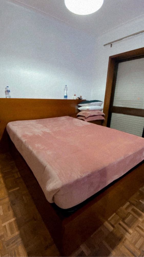 Cama de casal semi-nova
