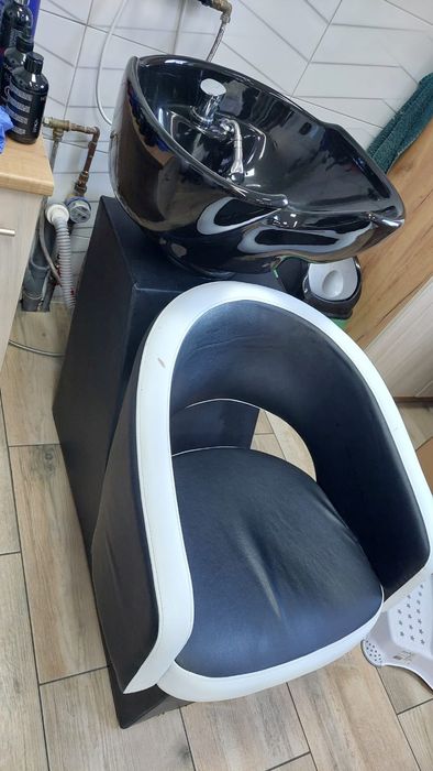 Zestaw foteli fryzjerskich i myjka