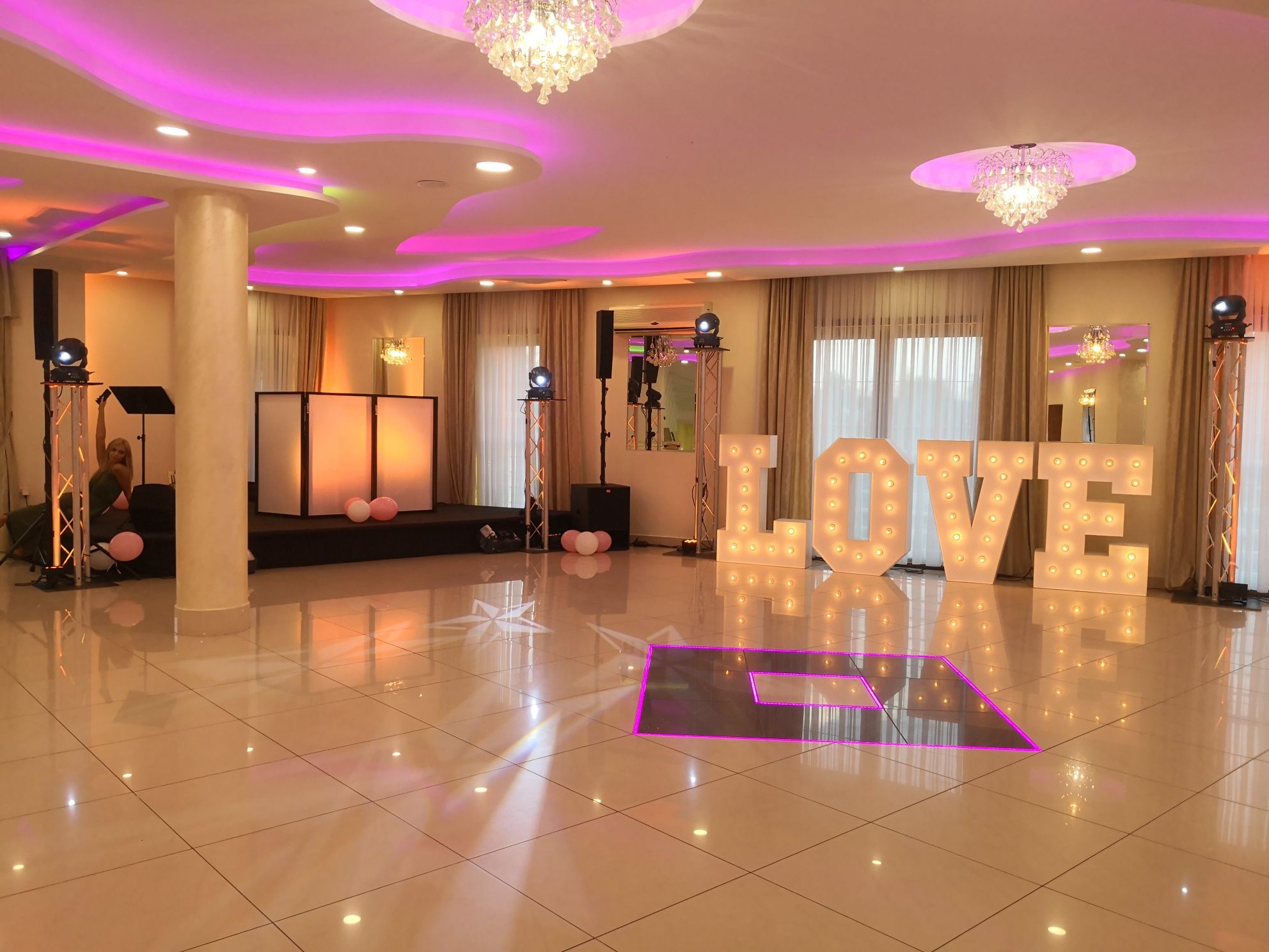 Ścianka weselna. Napis love, miłość oświetlenie Led. Ciężki dym