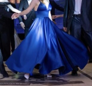 Темно-синє атласне вечірнє плаття