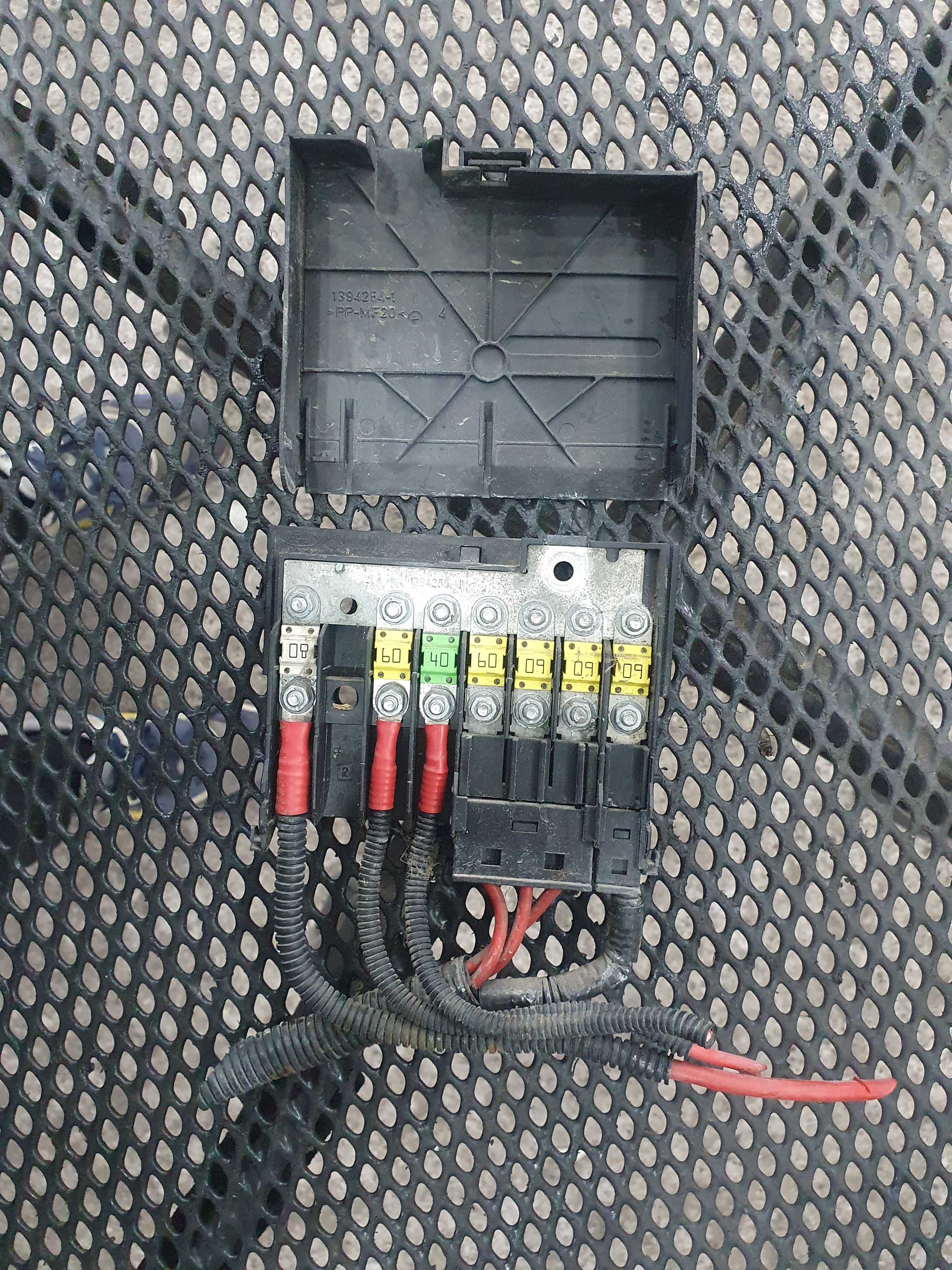 Puszka skrzynka bezpiecznikow Ford Fiesta mk6 1.6 tdci sprawna