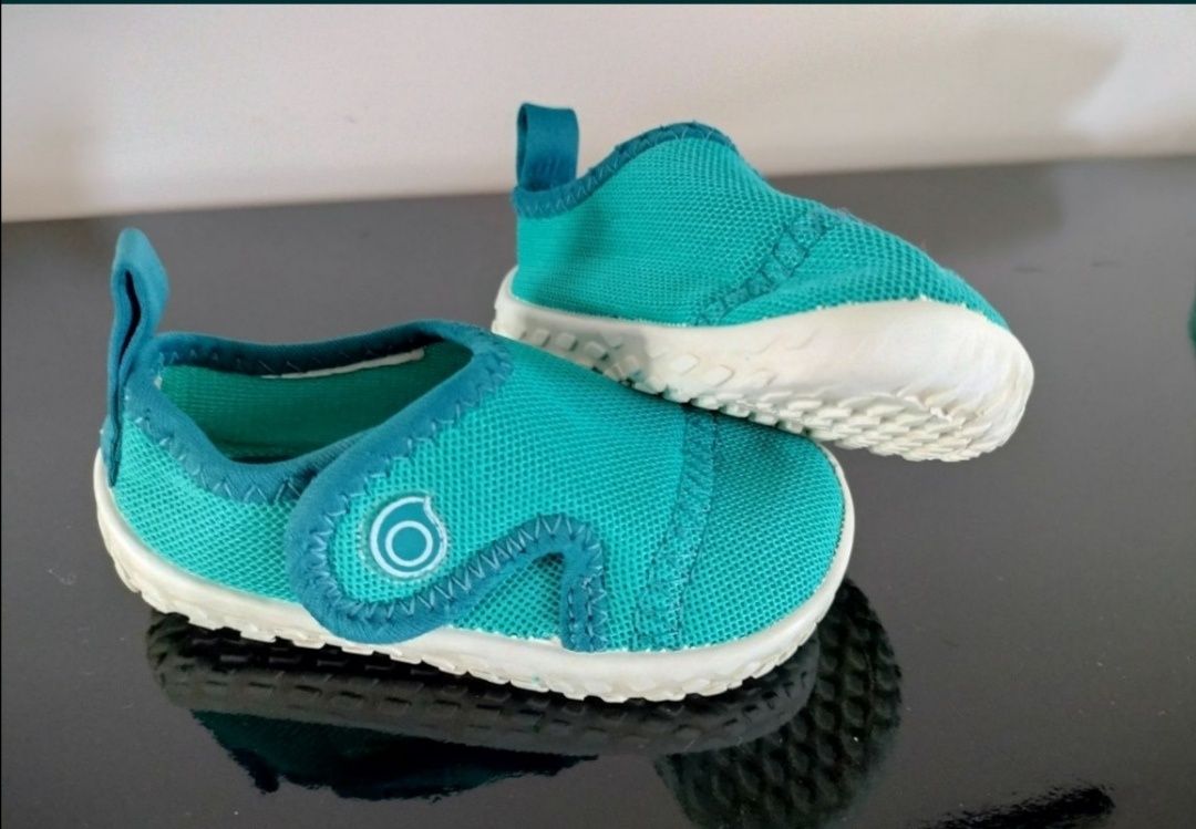 Fato térmico e anti uv e sapatos de água para bebé
