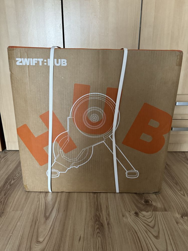Trenażer Zwift Hub One + roczna subskrypcja Zwift