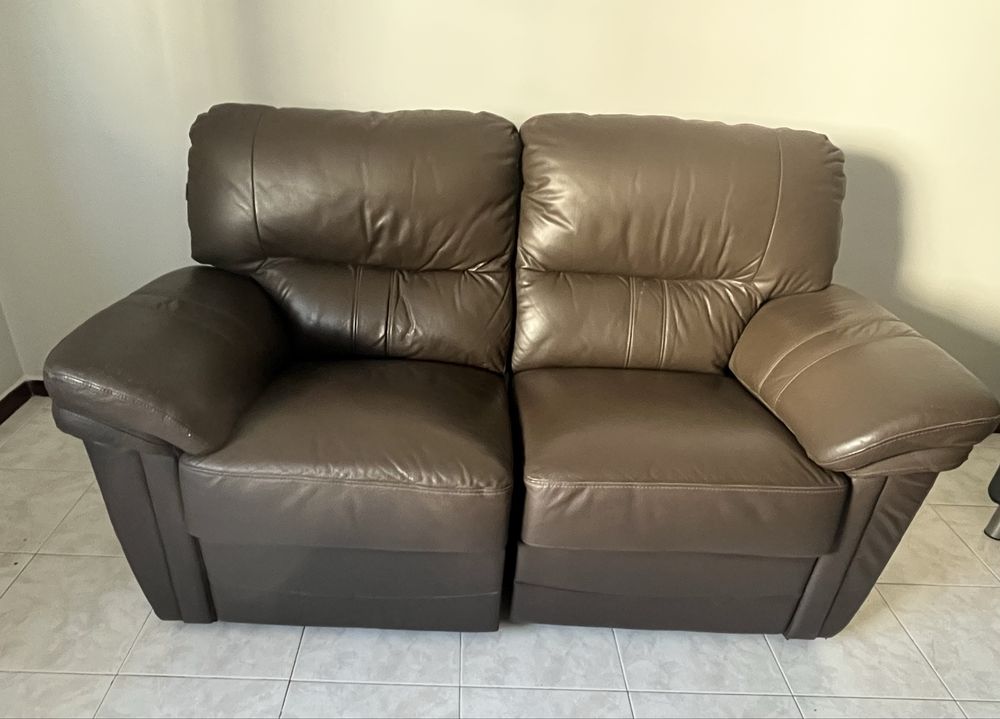 Sofá duplo com descanso para pés