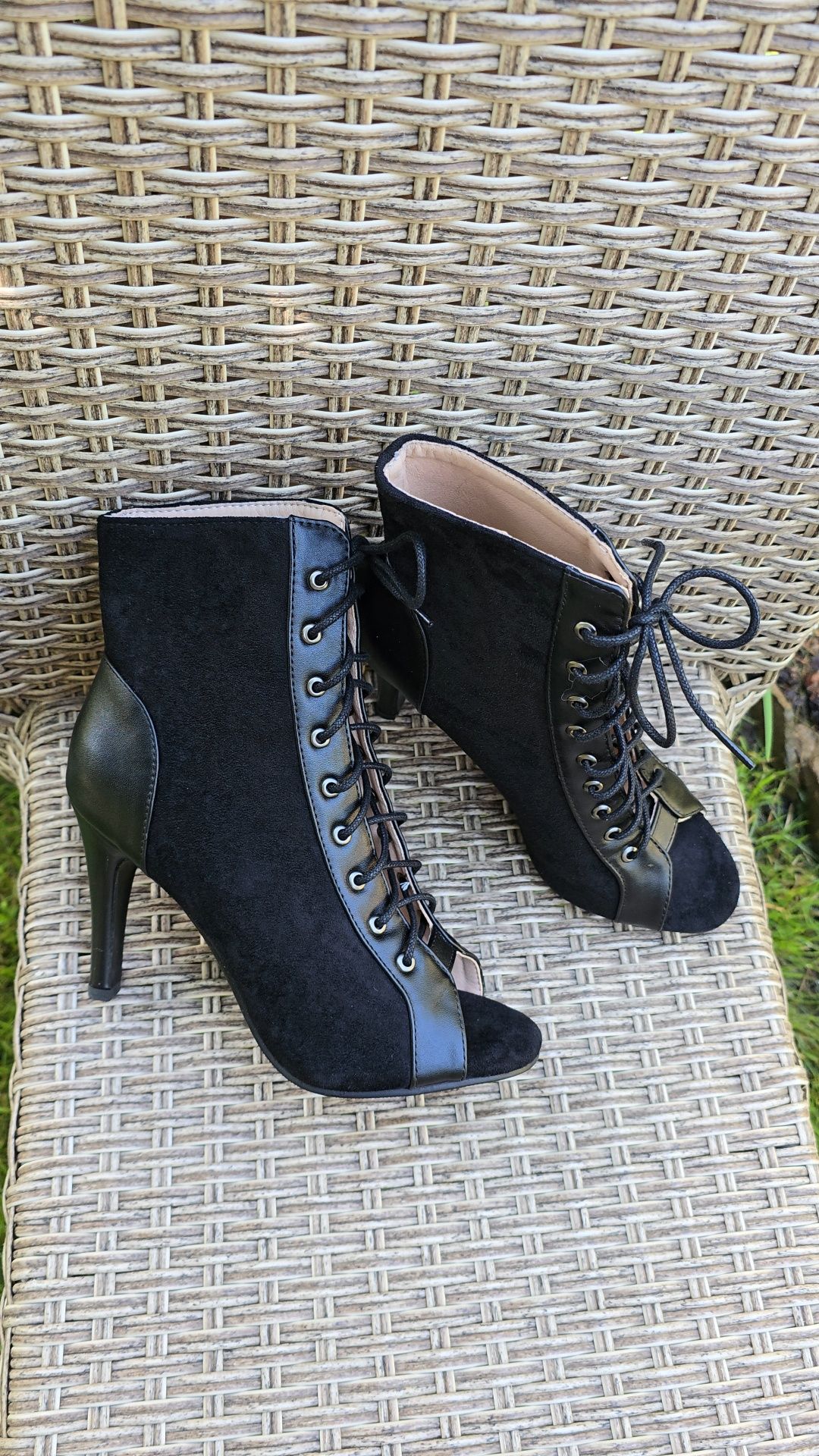 37 розмір, 23,5 см . Heels 9 см , хілси
