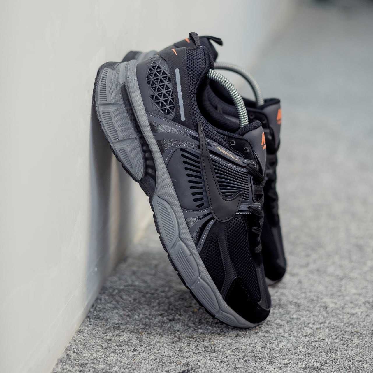 Чоловічі кросівки Nike сірий з чорним  1352 РОЗПРОДАЖ