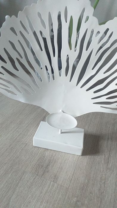 Nietuzinkowy świecznik liść