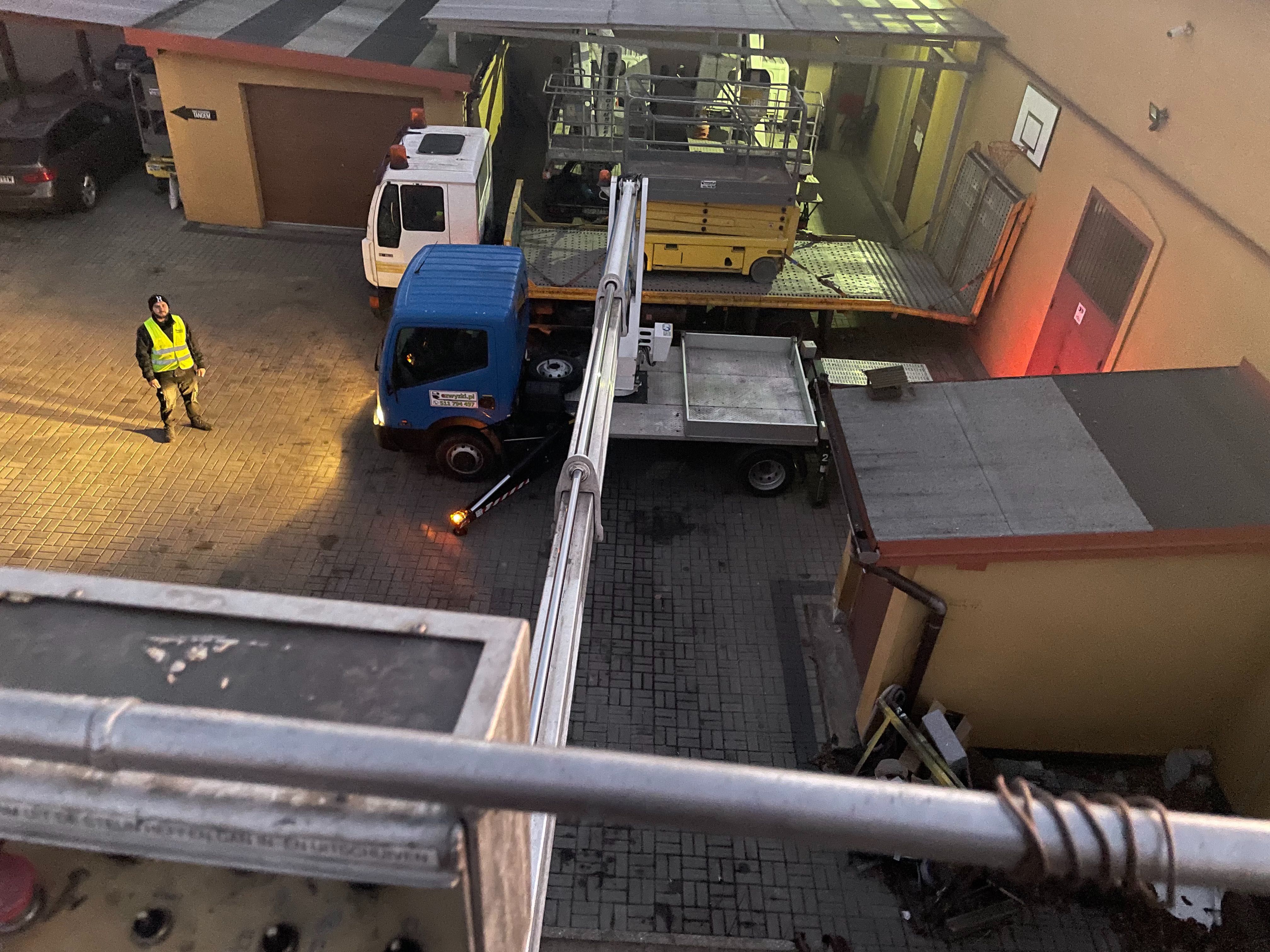 Podnośnik koszowy podest nożycowy zwyżka do 35m z operatorem lub bez