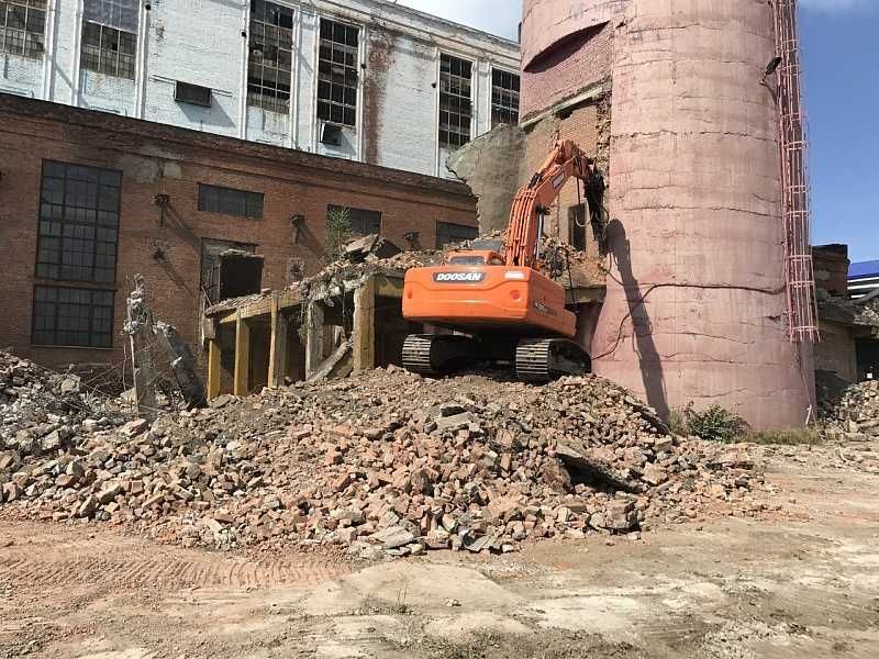 Демонтажні і земельні роботи. Демонтаж споруд, труб. Знесення будинку