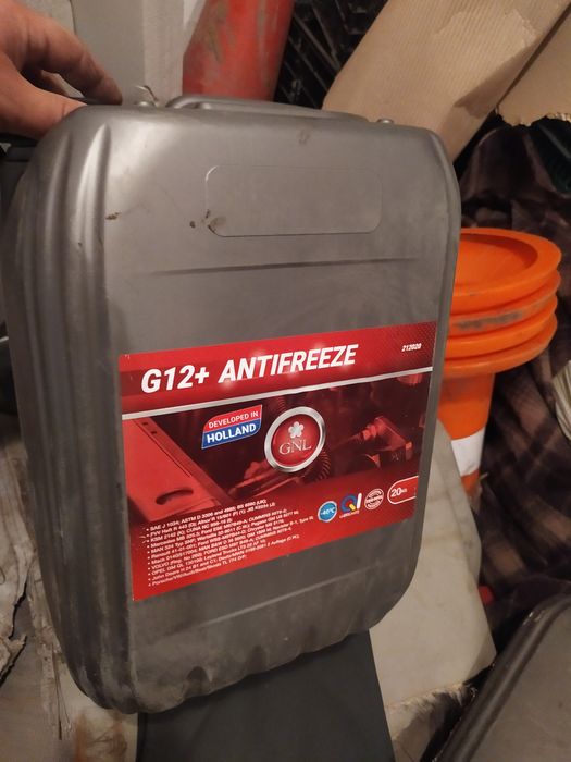 Каністри з антифризу ,чистенькі , цілі 20 літ.