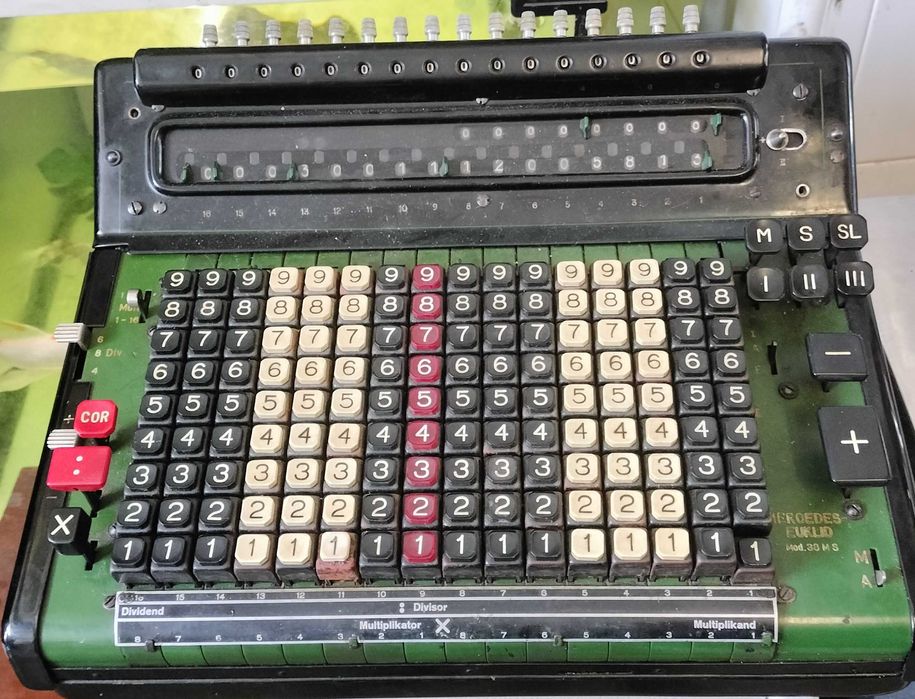 Maquina calculadora Mercedes