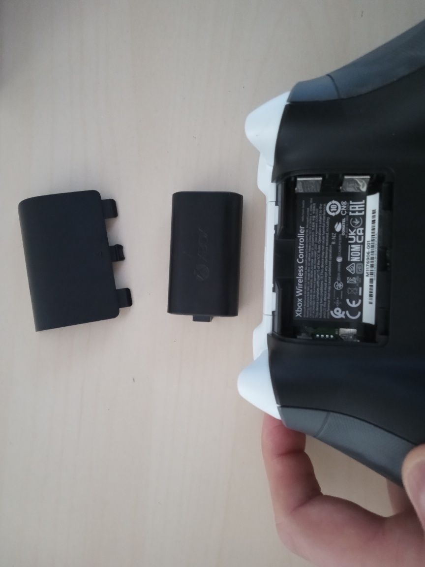 Pad Kontroler Xbox Series srebrny plus oryginalny akumulator