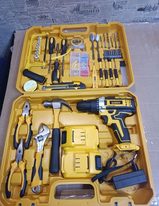 Шуруповерт акумуляторний з набором інструментів