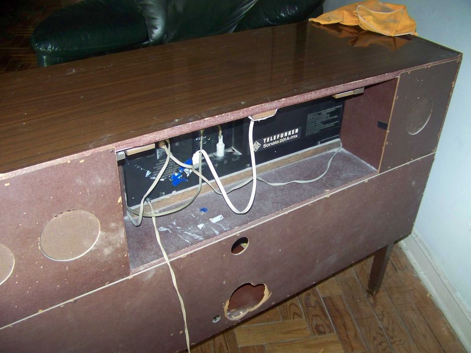 rádio e giradiscos telefunken em móvel de madeira