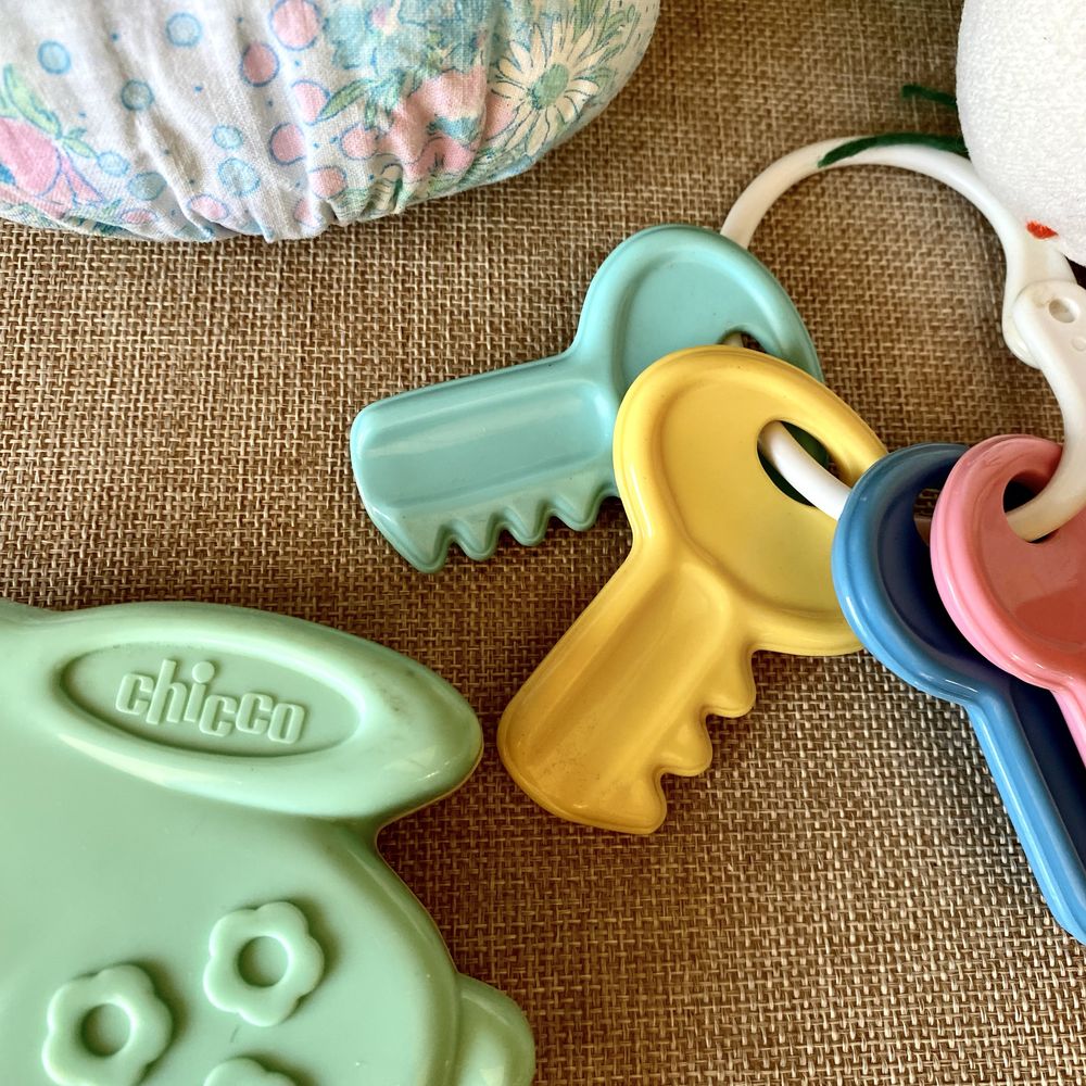 Conjunto de brinquedos para bebé Jacadi e Chicco.