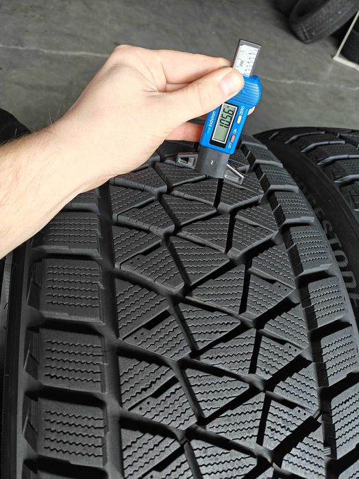 Bridgestone Blizzak DM-V2 зимові шини R20 275 55 як нові