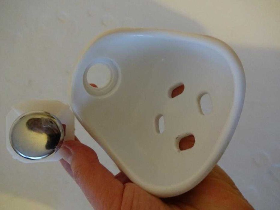 Mydelniczka Biała Z Mocnego Tworzywa, Dodatek Srebrny - Do Zawieszenia