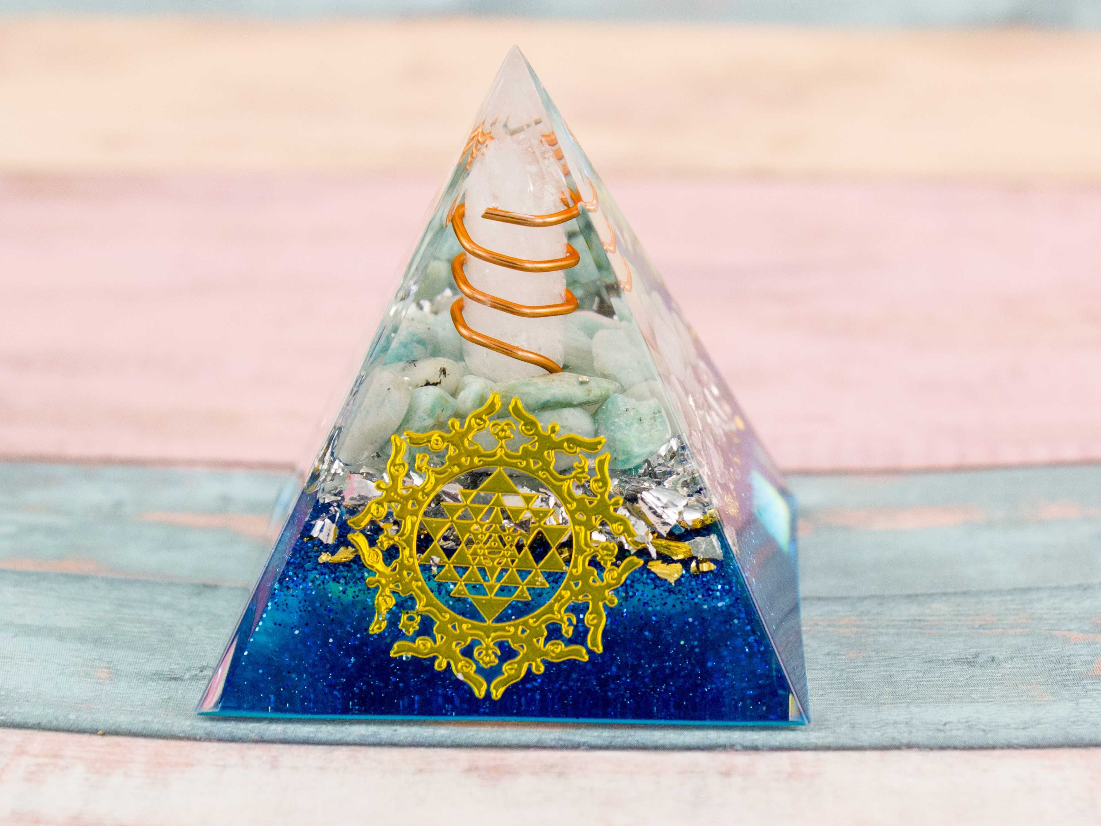 Piękna Piramida Orgonit Amazonit Kryształ Biały Żywica Śri Jantra 5cm