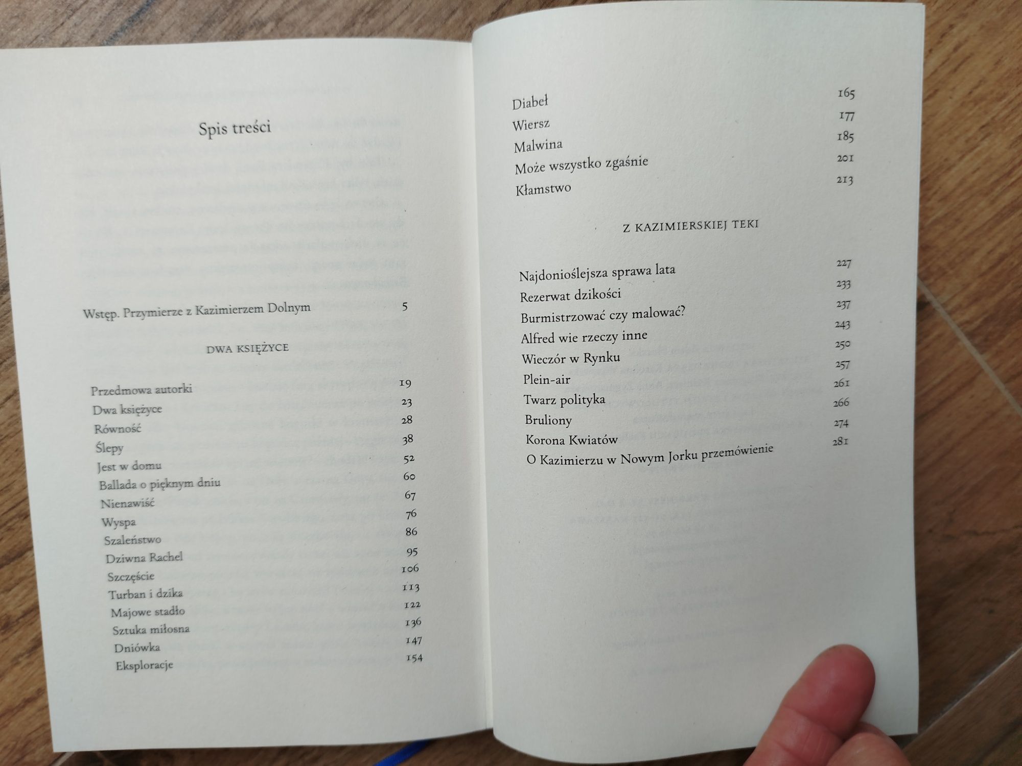 Książka - historia, codzienność, opowieść - "Dwa księżyce".