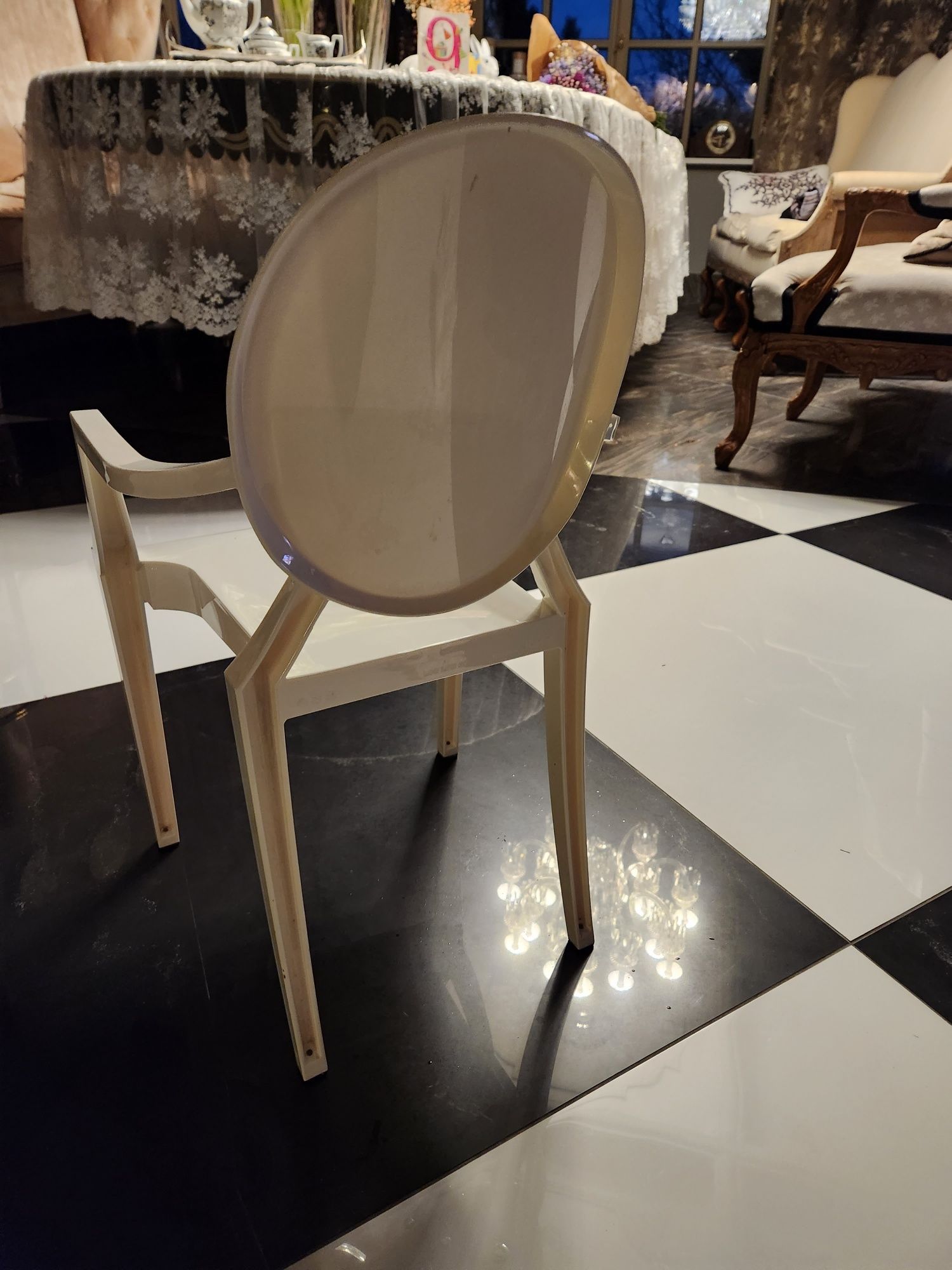 Krzesełko Kartell Duch, białe, dla dziecka do lat 8.