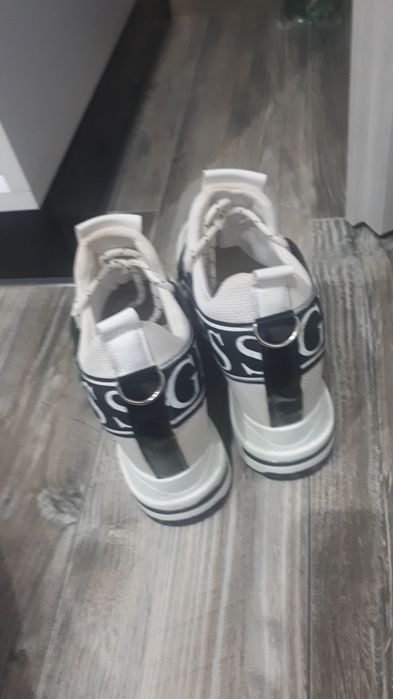 Sneakersy buty na koturnie Guess 35
