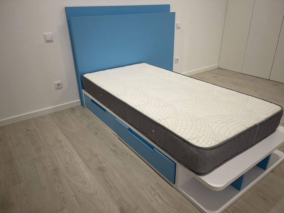 Cama bebé azul e branca