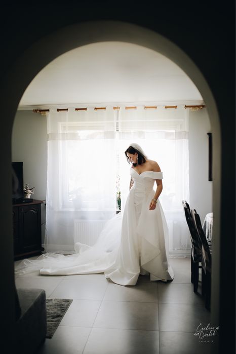 Suknia ślubna z odpinanym trenem