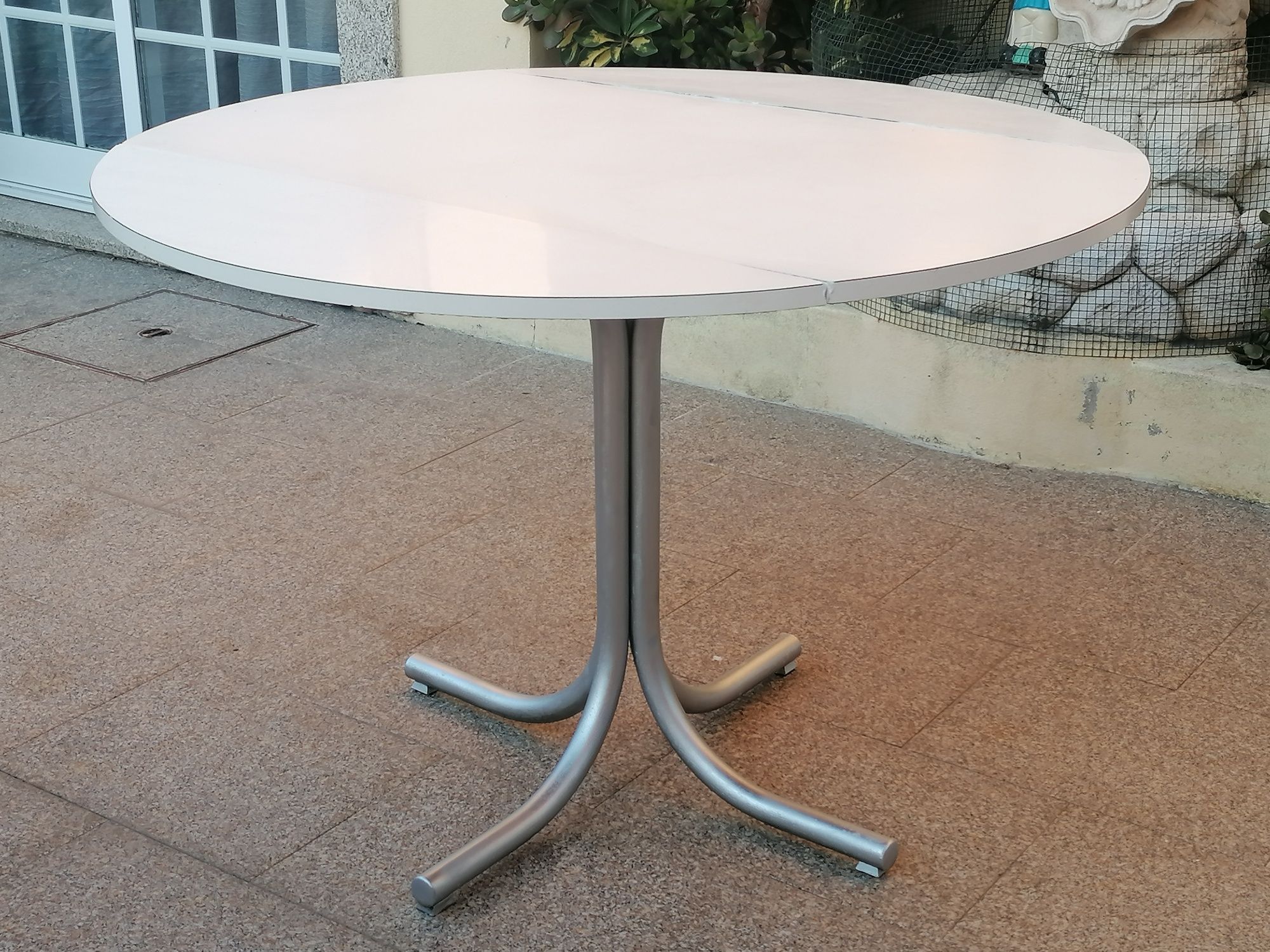 Vendo MESA DE COZINHA com 2 ABAS que abrem e fica redonda.