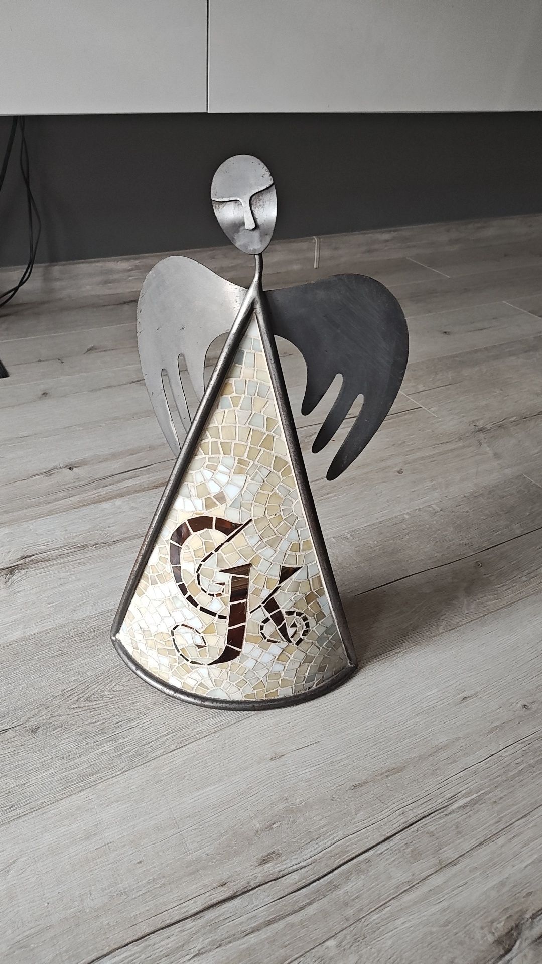 Piękna figurka z metalu oraz szkła ornamentowego