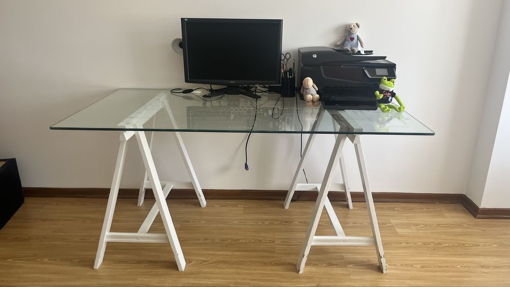 Mesa de vidro com cavaletes