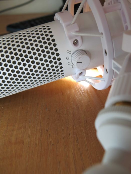 Мікрофон HyperX QuadCast зі стійкою - мрія стрімера ведучого подкастів