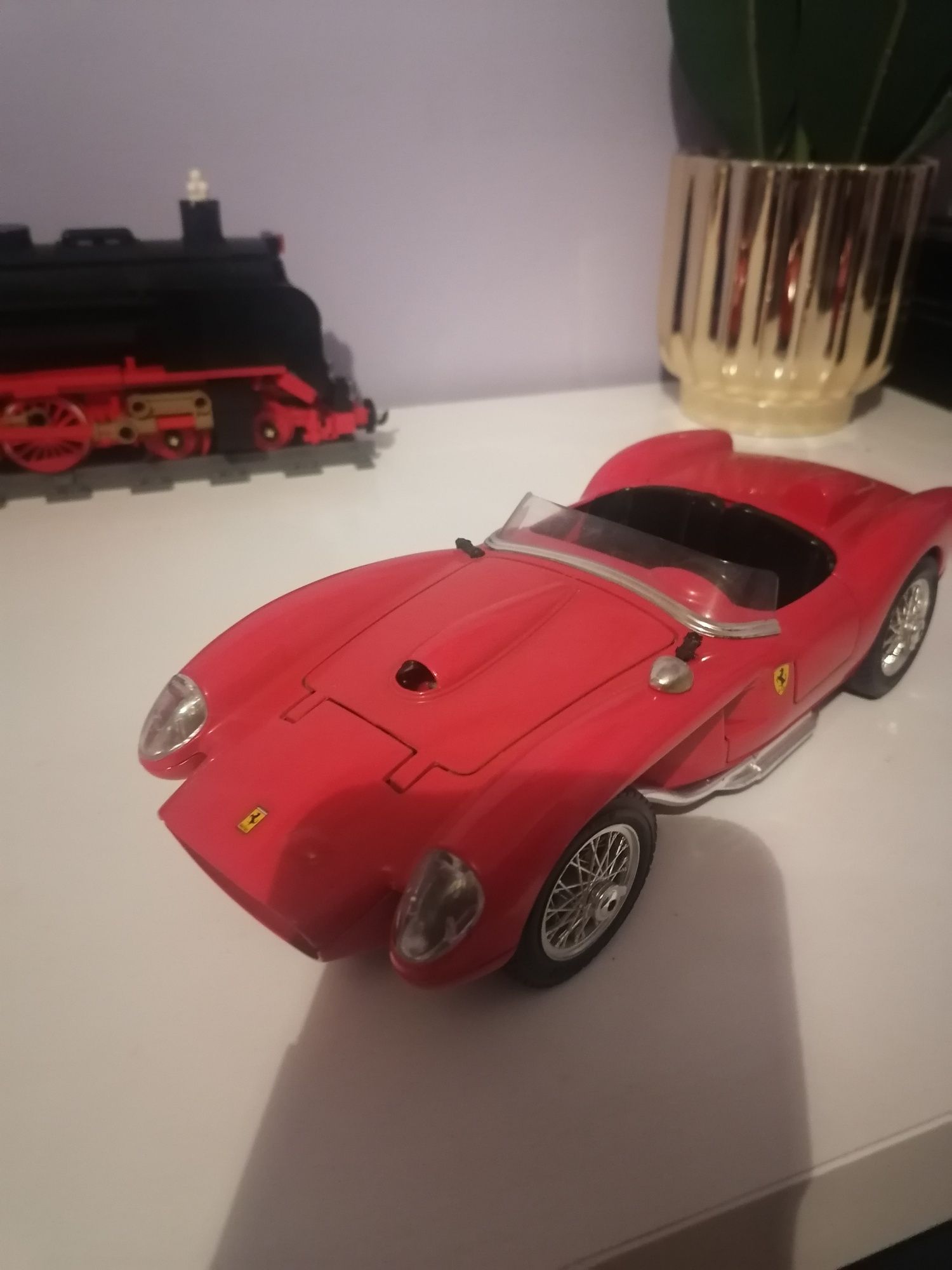 Ferrari model skala 1:18