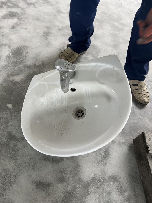 Умивальник з краном