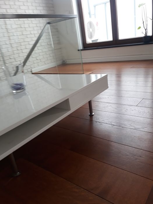 Biały stolik z szufladami