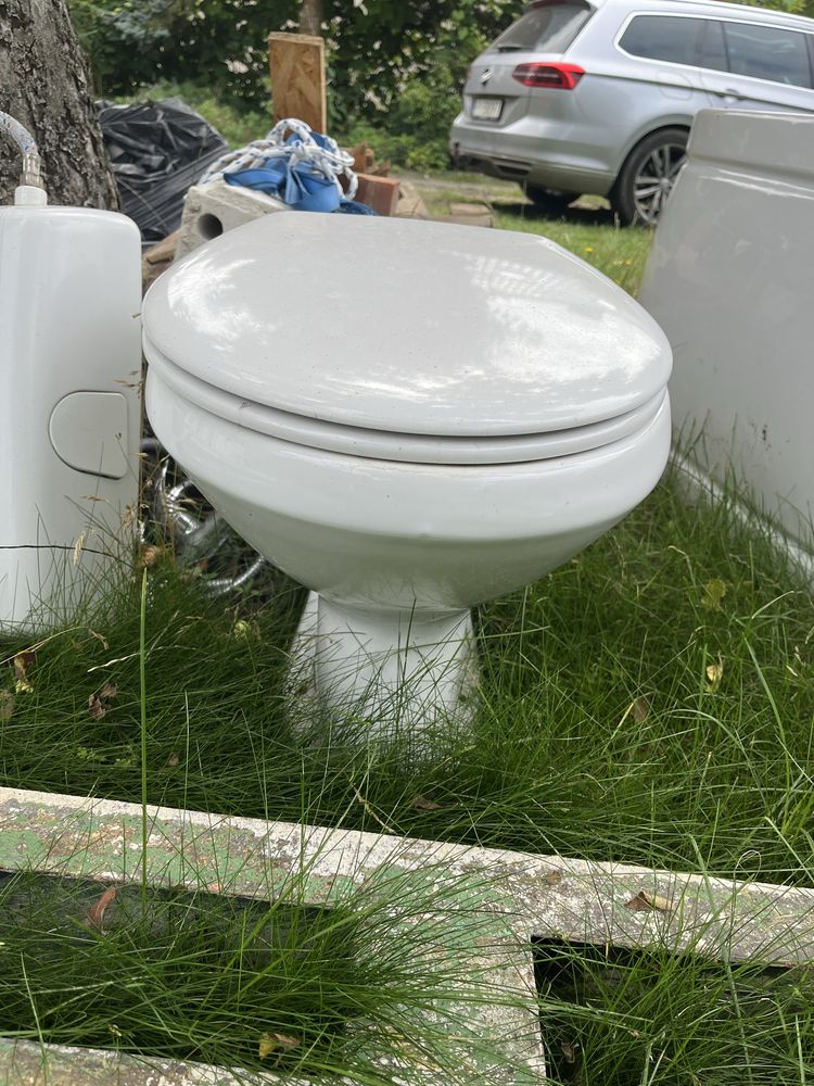 Wc stojące i zbiornik toaleta z deską