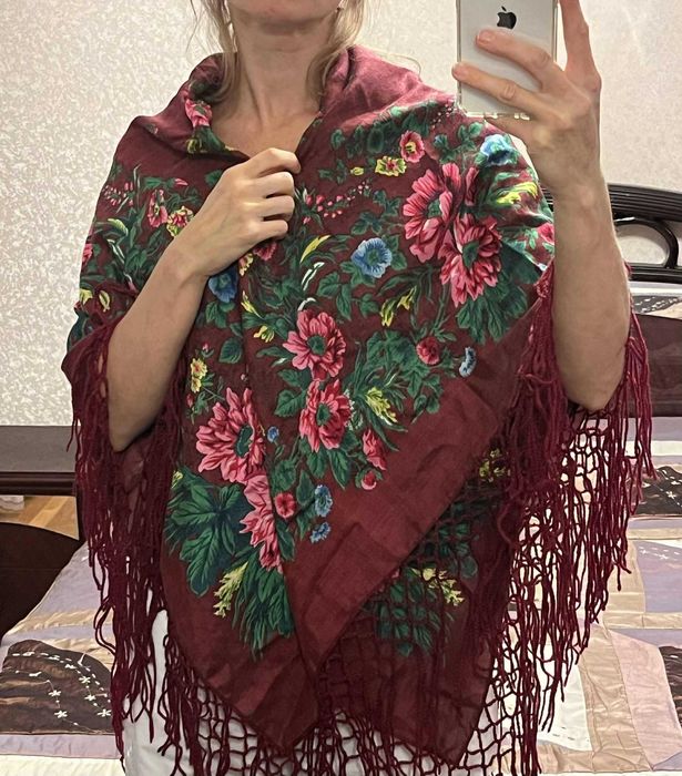 Бордова велика хустка з китицями