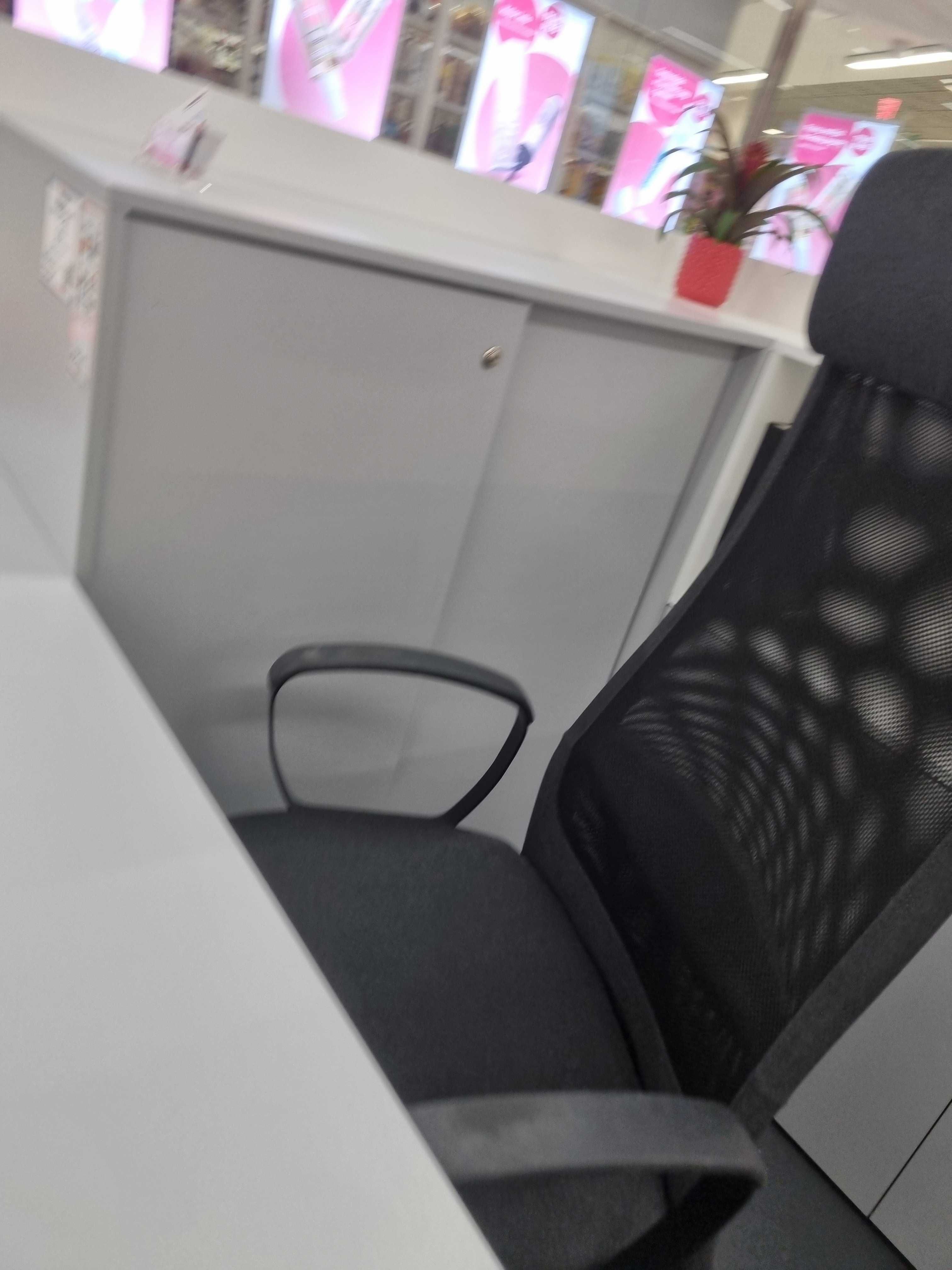 Wyspa w galerii handlowej-meble