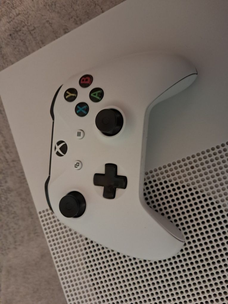 Sprzedam xbox one s  z 1tb i z napędem