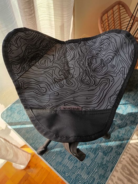 Mesa dobrável de campismo com banquinho.