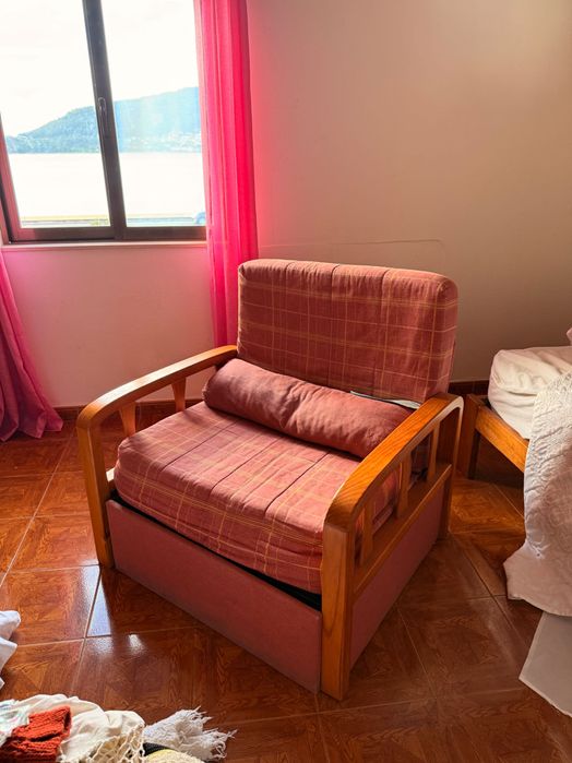 Cama, mesas cabeceira, cómoda e roupeiro