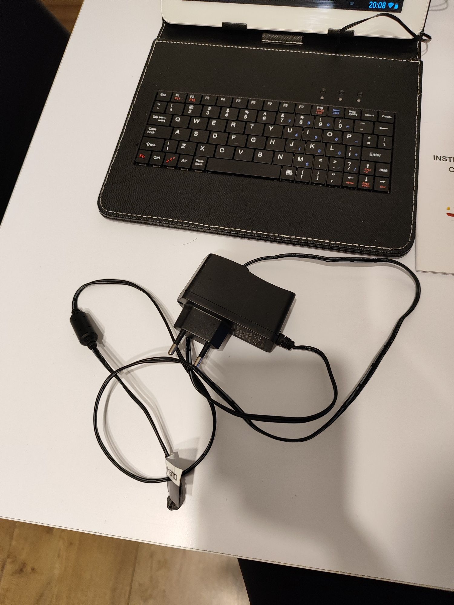 Tablet Kiano z ładowarką i klawiaturą