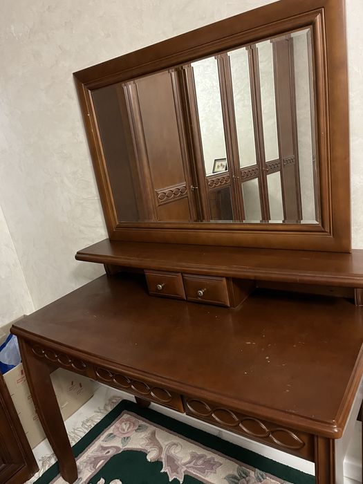 Вінтажний туалетний столик з дзеркалом