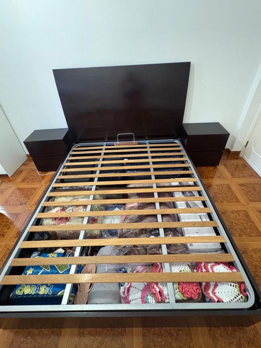 Cama de casal com cabeçeiras