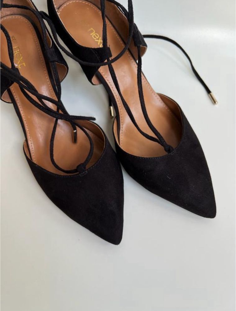 Стильні жіночі туфлі на завʼязках kitten heel