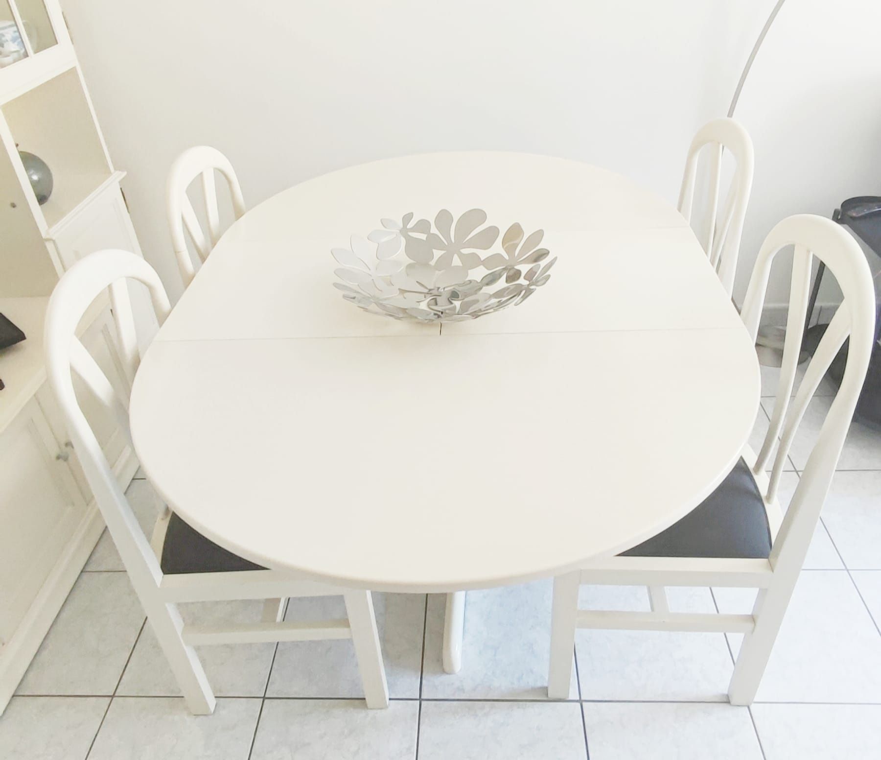 Móvel de sala, mesa e sofá
