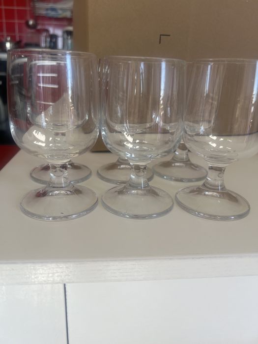 4 conjuntos de 6 Copos de vidro. Cada conjunto 5€