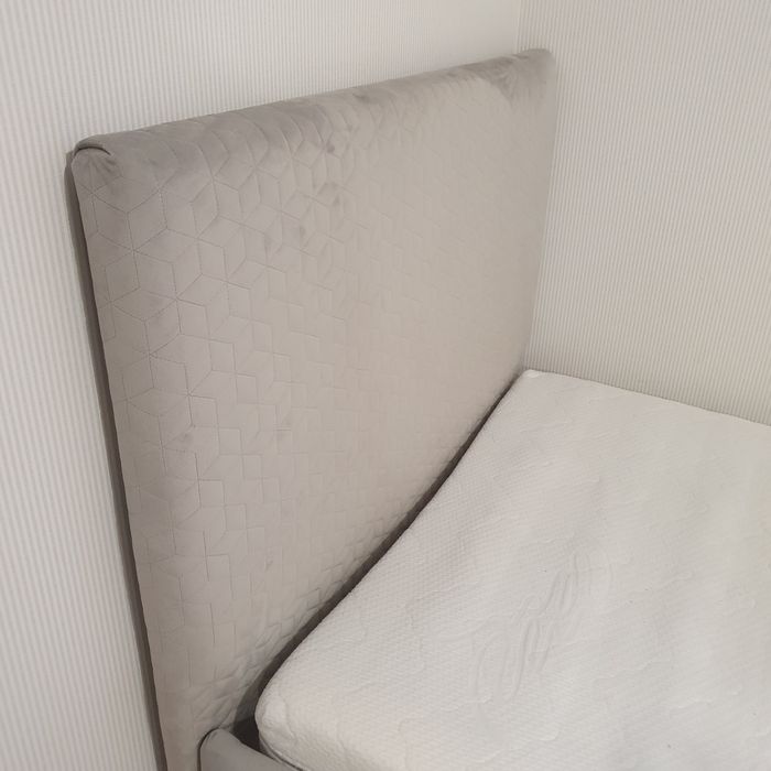 Sprzedam łóżko tapicerowane z materacem