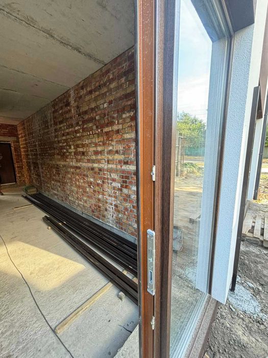 Новий таунхаус з червоної цегли в центральній частині міста. Галина